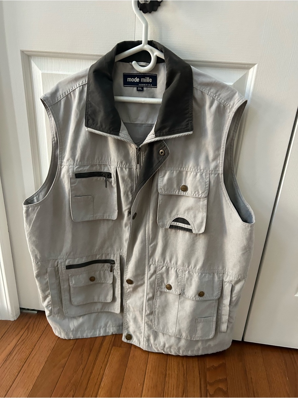 men’s outdoor vest. zipper front with snap on overlap